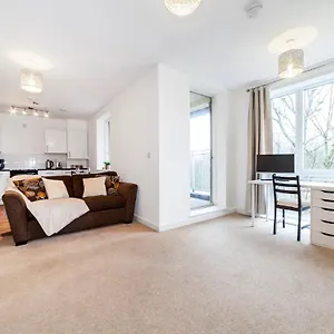Stunning Double Bed Flat With Private Balcony & Free Parking , London United Kingdom