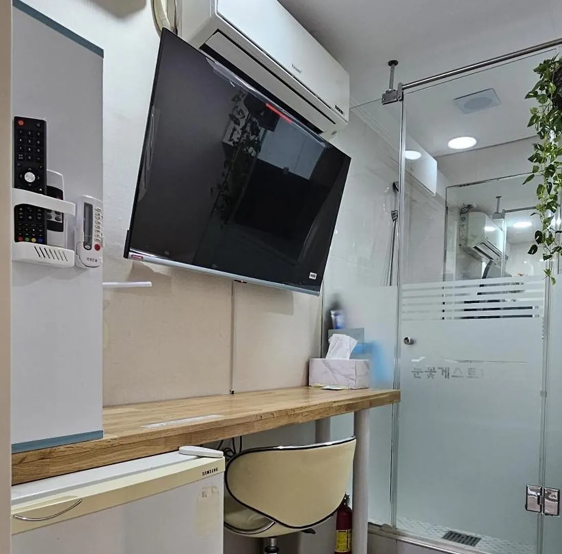 Snowflower Guesthouse Сеул Проживание в семье